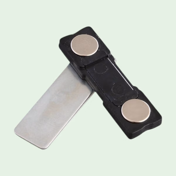 Twee plaatjes met magneten om naambordje te maken