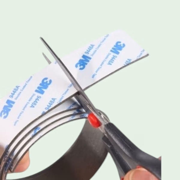 Zelfklevend magneetband dat met een schaar op maat geknipt kan worden