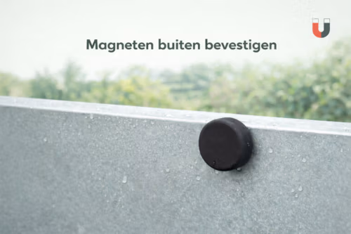 Rubber gecoate magneet bevestigd aan een metalen buitenoppervlak als voorbeeld van magneten buiten bevestigen – MagneetjesWinkel.nl