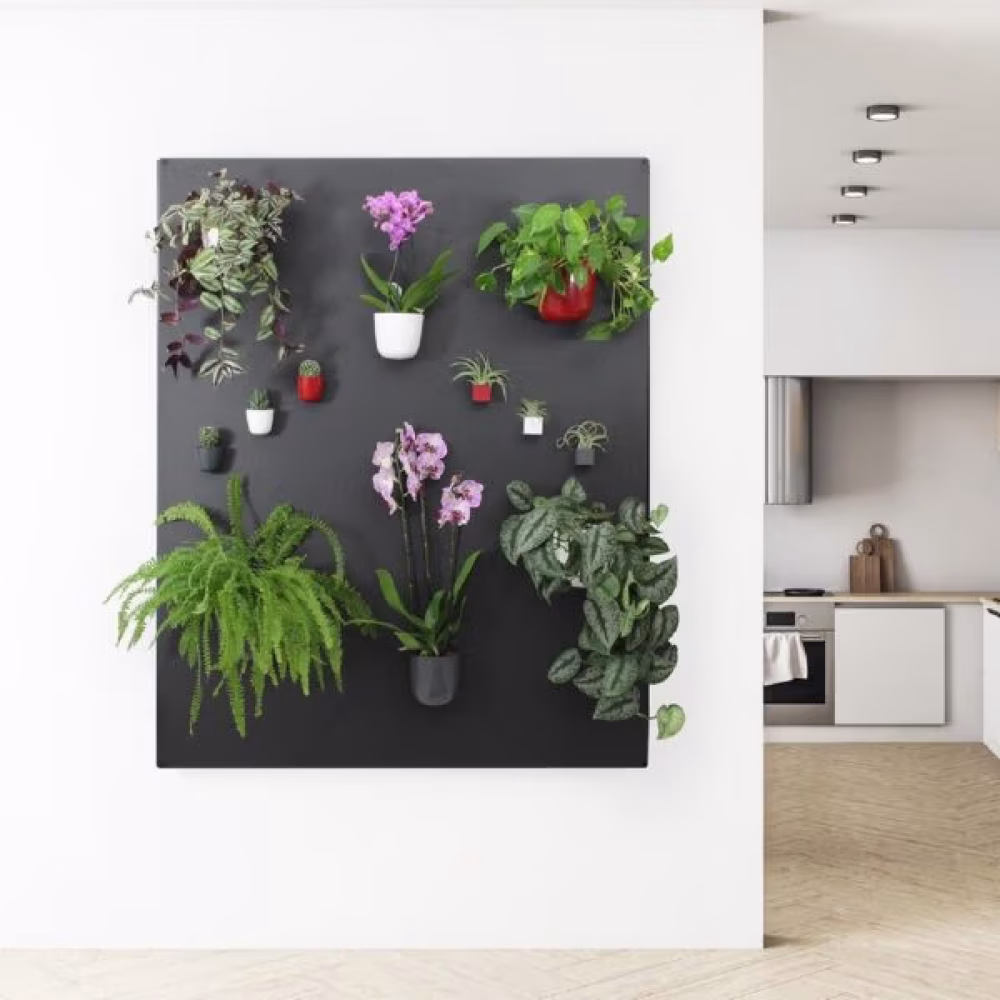 Prachtig ingericht zwart groot magneetbord dat is ingericht met veel magnetische plantenpotten en magnetische bakjes met allerlei kamerplanten en bloeiende planten